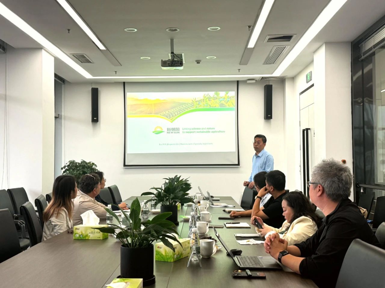 以色列駐成都總領(lǐng)事代表團一行蒞臨新朝陽參觀交流,共探中以農(nóng)業(yè)科技協(xié)同發(fā)展之路